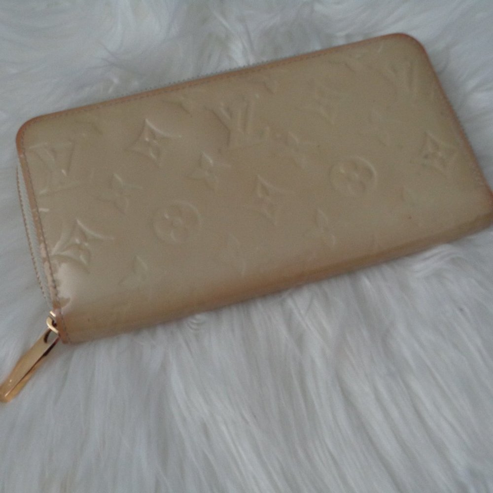 Louis Vuitton Vernis Cream Zip Around large Wallet 💯Authentic